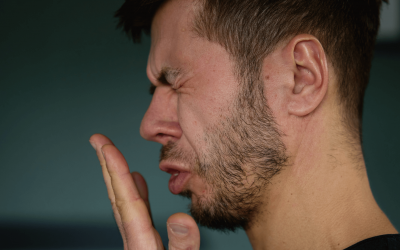 Mal aliento crónico (Halitosis): Por qué los caramelos no funcionan y cómo lo tratamos desde la raíz