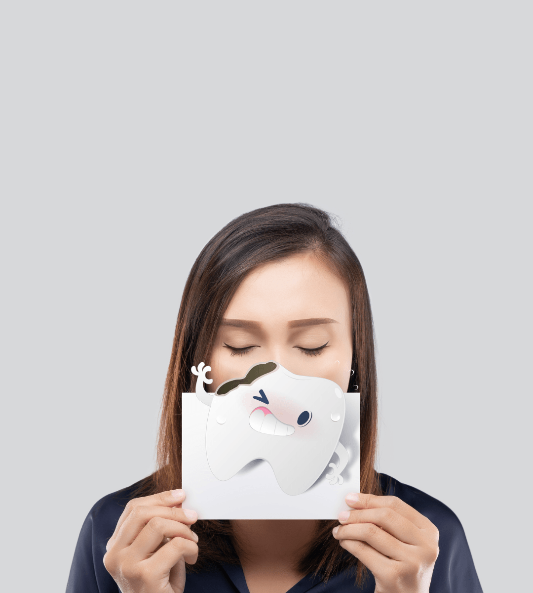 Mujer tapándose la boca con la ilustración de un diente roto, representando la preocupación y la necesidad de una urgencia dental en Mérida.